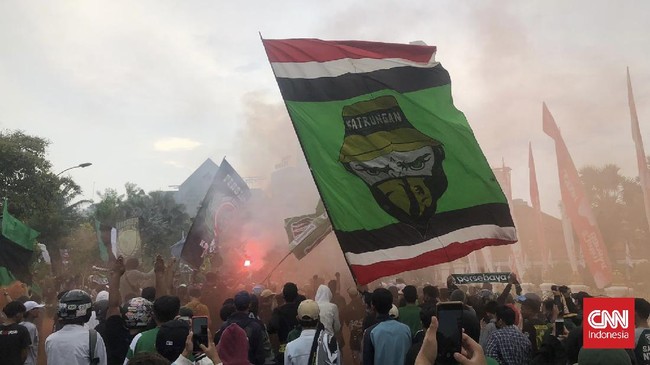 Bonek berjanji akan ikut membantu aparat memberantas gangster remaja, termasuk memberantas anggota Bonek yang masuk gangster.