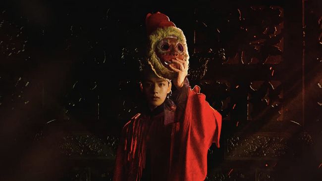 Sinopsis The Crowned Clown diadaptasi dari film Korea berjudul Masquerade yang pernah tayang pada 2012 lalu.