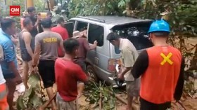 VIDEO: Mobil Terseret Banjir, Pasutri Tewas Tenggelam