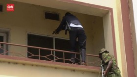 VIDEO: Momen Polisi Kenya Kepung Bank Yang Dikuasai Perampok
