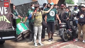 VIDEO: Pendukung Fanatik Tim Bajul Ijo Unjuk Rasa Kritik PSSI