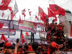 Massa PP Geruduk DPR Tuntut Junimart Girsang Minta Maaf