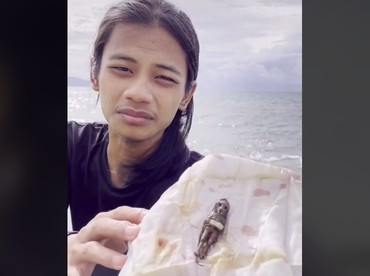img-title Bersihkan Sampah Pantai Kunjir Lampung, Pria Ini Syok Temukan Sesosok Jenglot