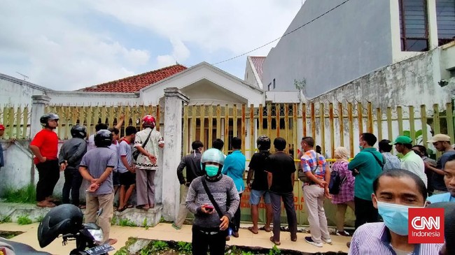 "Baru masuk rumah, kami sudah mendapati aroma bau tidak sedap... bau itu ternyata ada di kamar mandi. Di sini ternyata ada mayat yang sudah membusuk," kata Dwi.
