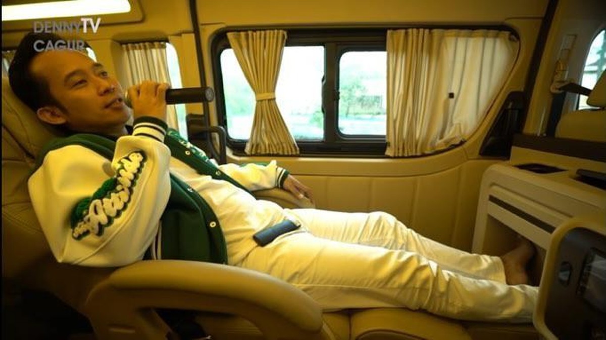 Denny Cagur baru-baru ini memperlihatkan mobilnya yang baru selesai dirombak bak kamar hotel&period; Yuk kita intip&excl;