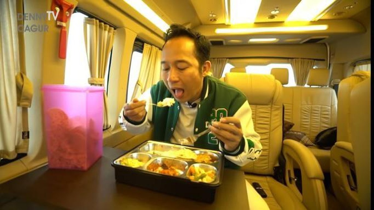 Denny Cagur baru-baru ini memperlihatkan mobilnya yang baru selesai dirombak bak kamar hotel&period; Yuk kita intip&excl;