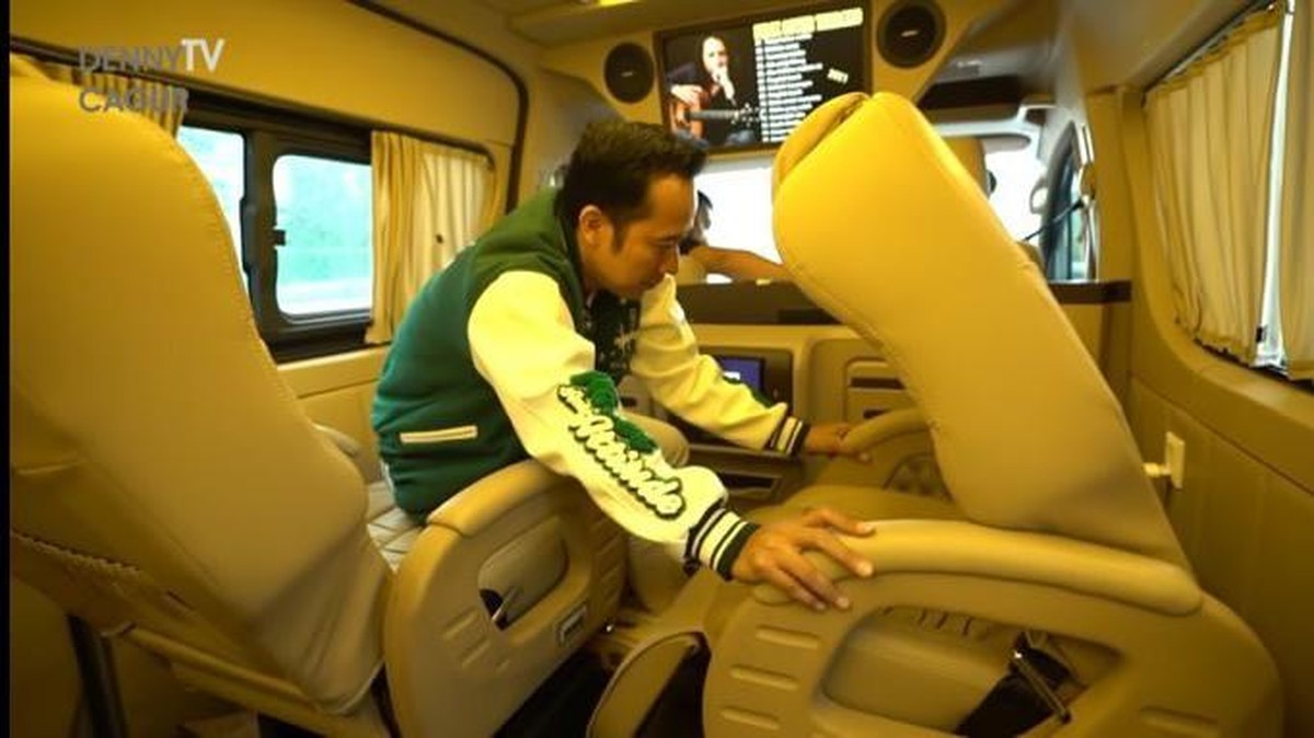 Denny Cagur baru-baru ini memperlihatkan mobilnya yang baru selesai dirombak bak kamar hotel&period; Yuk kita intip&excl;