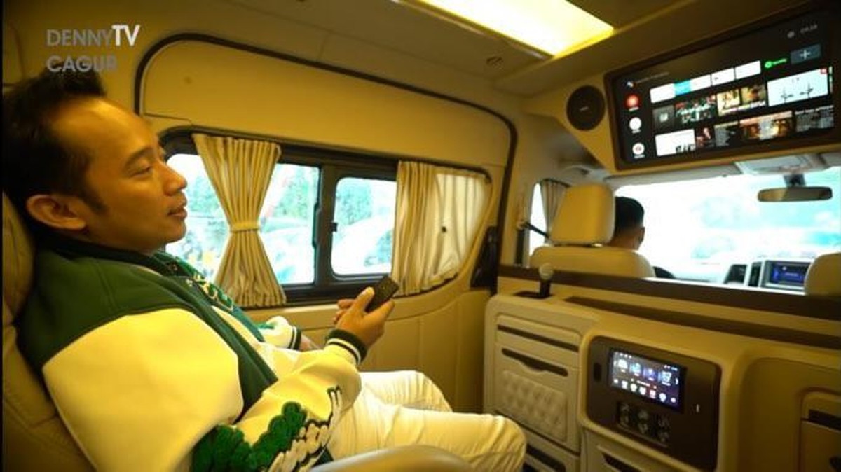Denny Cagur baru-baru ini memperlihatkan mobilnya yang baru selesai dirombak bak kamar hotel&period; Yuk kita intip&excl;