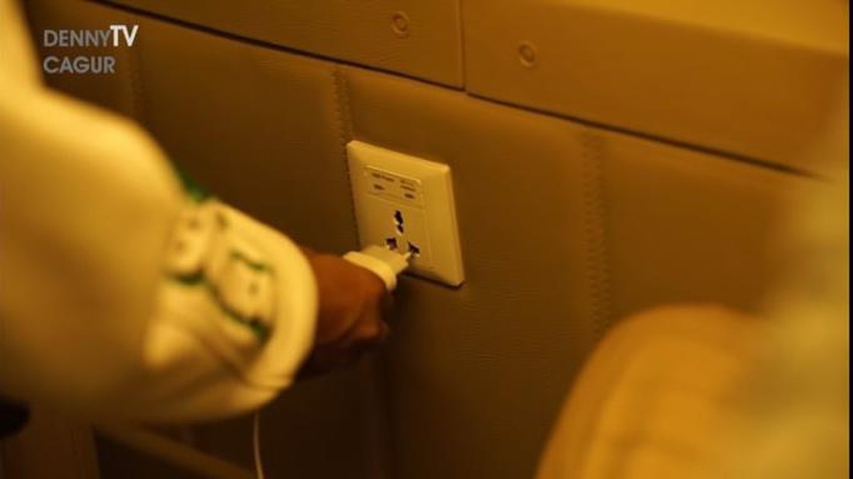 Denny Cagur baru-baru ini memperlihatkan mobilnya yang baru selesai dirombak bak kamar hotel&period; Yuk kita intip&excl;