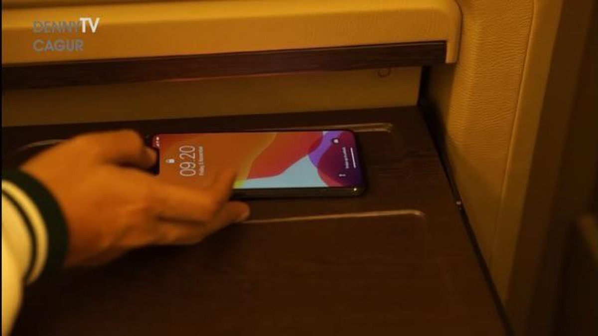 Denny Cagur baru-baru ini memperlihatkan mobilnya yang baru selesai dirombak bak kamar hotel&period; Yuk kita intip&excl;