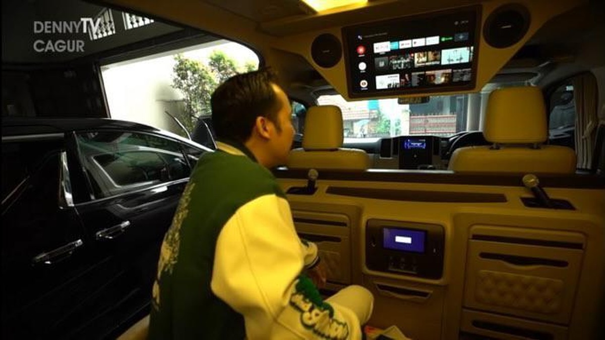 Denny Cagur baru-baru ini memperlihatkan mobilnya yang baru selesai dirombak bak kamar hotel&period; Yuk kita intip&excl;