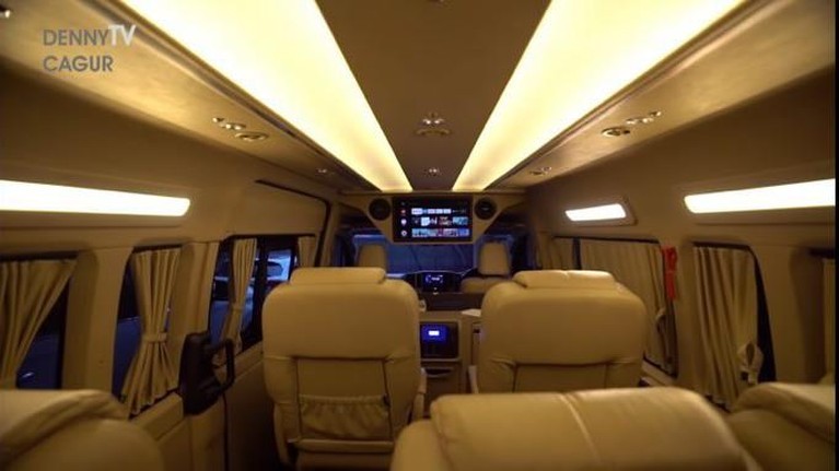 10 Penampakan Interior Mobil Mewah Denny Cagur Bak Kamar Hotel Denny Cagur baru-baru ini memperlihatkan mobilnya yang baru selesai dirombak bak kamar hotel. Yuk kita intip!