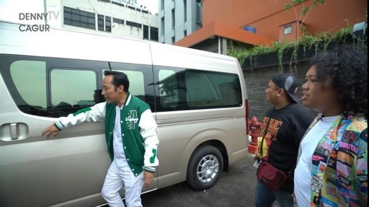 Denny Cagur baru-baru ini memperlihatkan mobilnya yang baru selesai dirombak bak kamar hotel&period; Yuk kita intip&excl;