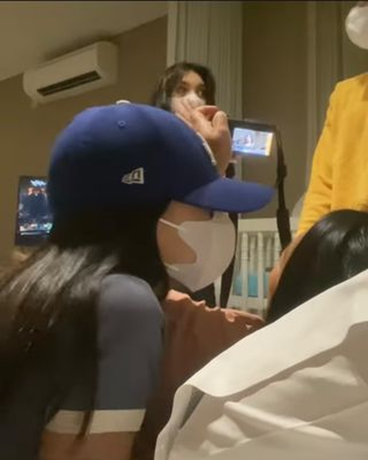 Kabar bahagia datang dari Nola B3 yang baru saja melahirkan anak ke empatnya di usia 43 tahun&period; Yuk intip&excl;