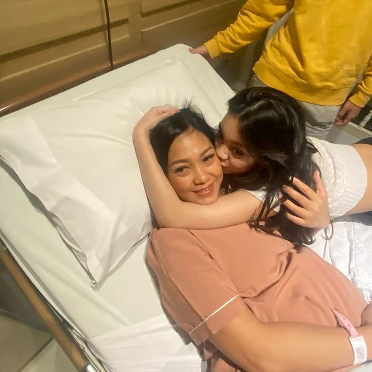 Kabar bahagia datang dari Nola B3 yang baru saja melahirkan anak ke empatnya di usia 43 tahun&period; Yuk intip&excl;