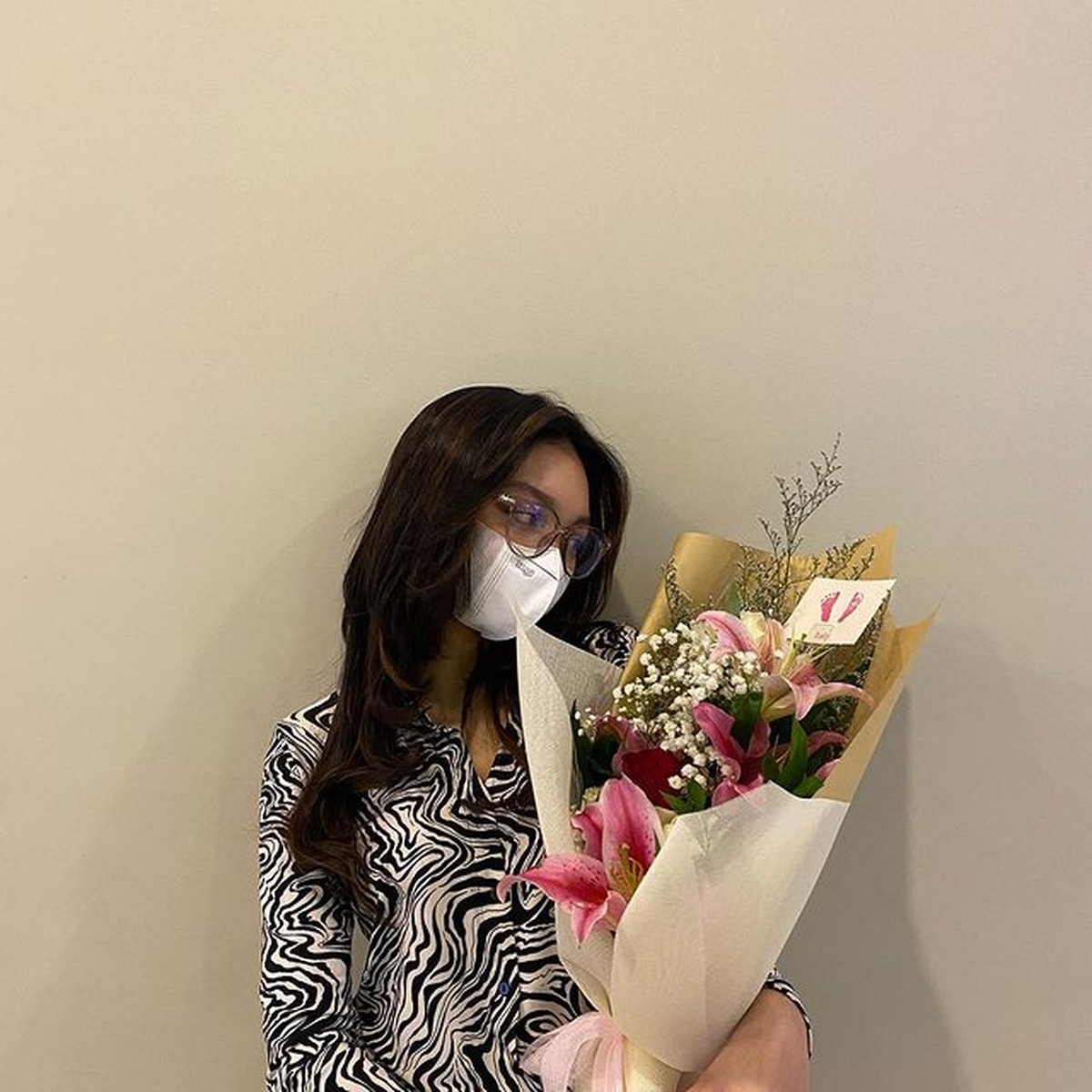 Kabar bahagia datang dari Nola B3 yang baru saja melahirkan anak ke empatnya di usia 43 tahun&period; Yuk intip&excl;