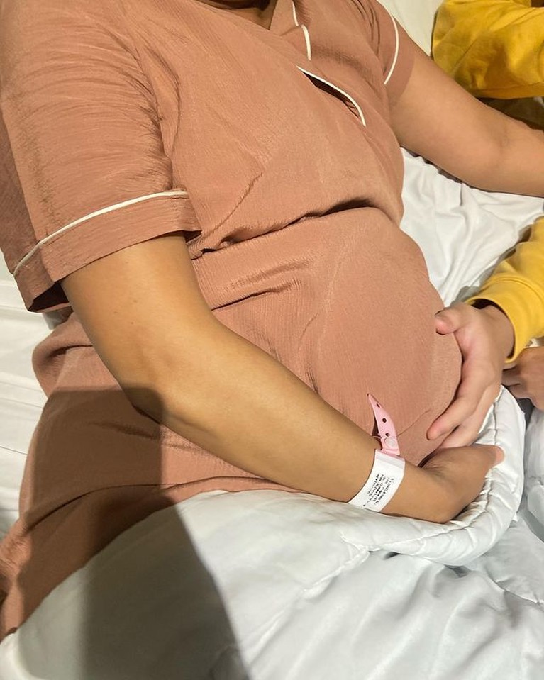 7 Momen Haru Nola B3 Lahirkan Anak ke-4 di Usia 43 Tahun Kabar bahagia datang dari Nola B3 yang baru saja melahirkan anak ke empatnya di usia 43 tahun. Yuk intip!