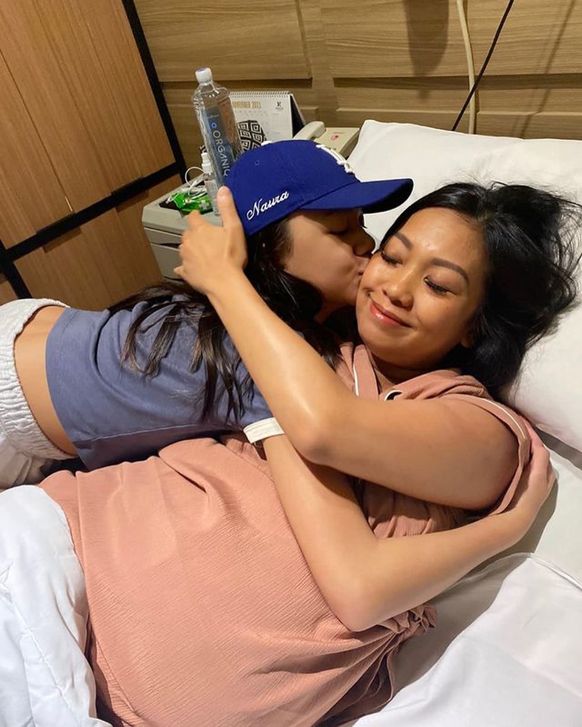 Kabar bahagia datang dari Nola B3 yang baru saja melahirkan anak ke empatnya di usia 43 tahun&period; Yuk intip&excl;