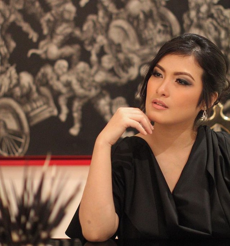 Sylvia Damayanti atau dikenal dengan Kamaya Idol menceritakan kisah spiritualnya pindah agama disorot. Yuk intip potretnya!