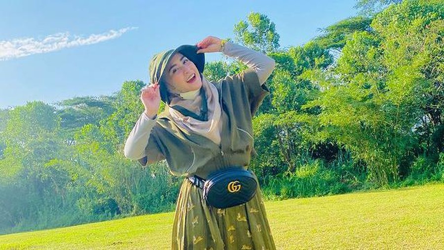 April Jasmine tengah menjadi sorotan karena aksinya naik moge mahal disebut pamer. Yuk intip Ootdnya tenteng tas branded!
