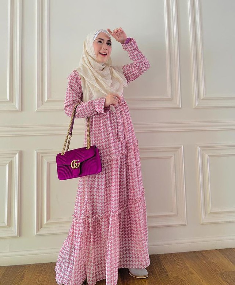 7 Potret OOTD April Jasmine Sambil Tenteng Tas Branded April Jasmine tengah menjadi sorotan karena aksinya naik moge mahal disebut pamer. Yuk intip Ootdnya tenteng tas branded!