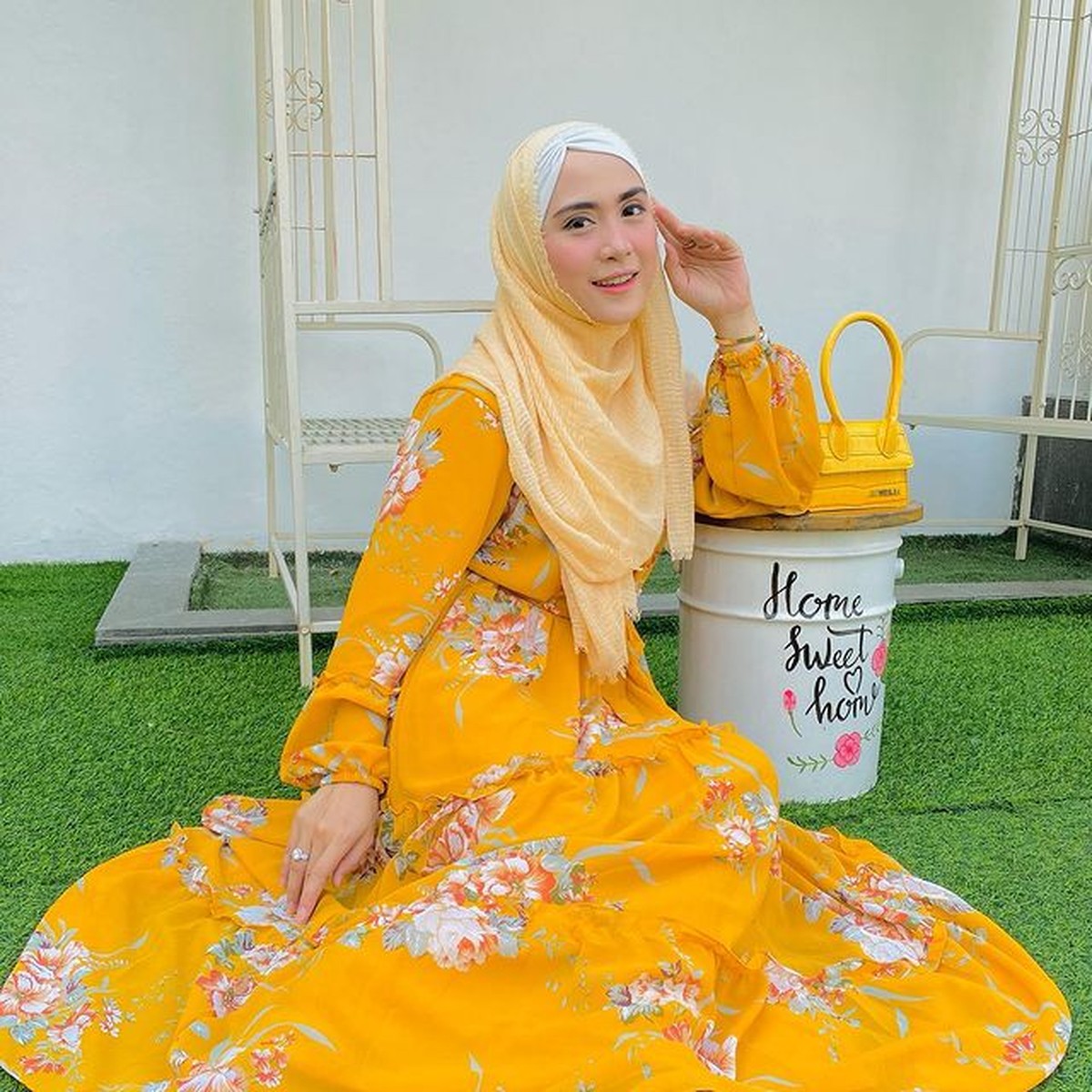 April Jasmine tengah menjadi sorotan karena aksinya naik moge mahal disebut pamer&period; Yuk intip Ootdnya tenteng tas branded&excl;