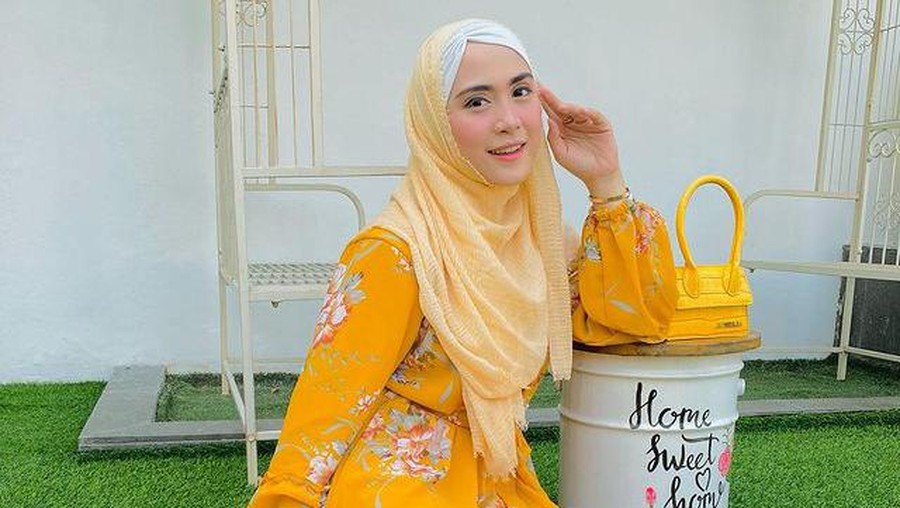 April Jasmine tengah menjadi sorotan karena aksinya naik moge mahal disebut pamer. Yuk intip Ootdnya tenteng tas branded!