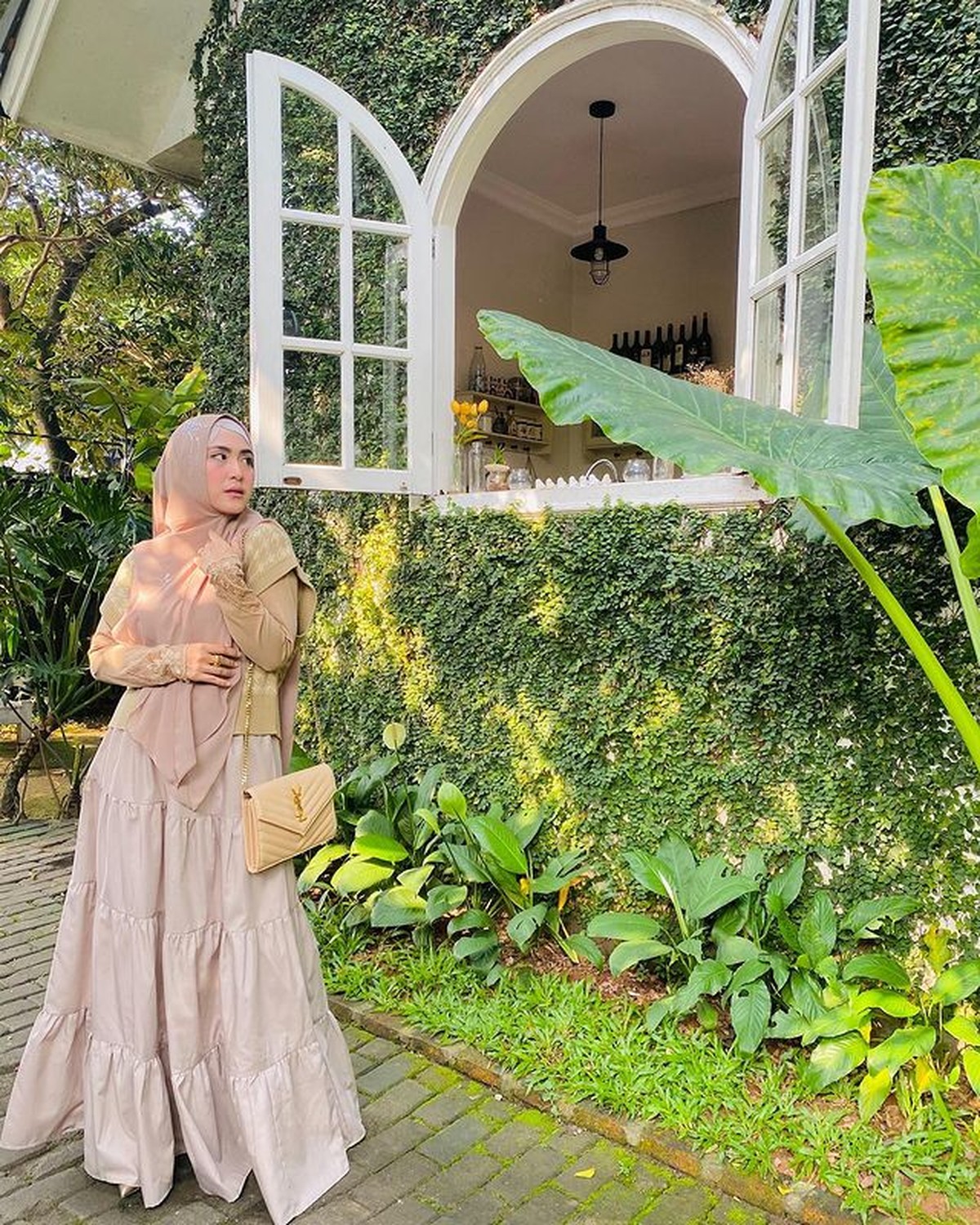 April Jasmine tengah menjadi sorotan karena aksinya naik moge mahal disebut pamer&period; Yuk intip Ootdnya tenteng tas branded&excl;