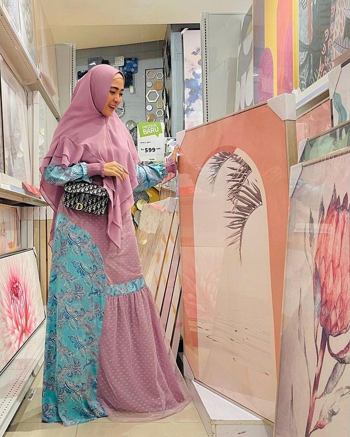 April Jasmine tengah menjadi sorotan karena aksinya naik moge mahal disebut pamer&period; Yuk intip Ootdnya tenteng tas branded&excl;