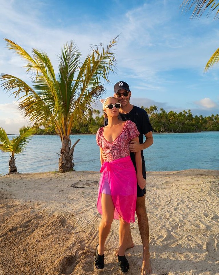 7 Potret Paris Hilton Pamer Kemesraan dengan SuamiSaat Bulan Madu Pasangan pengantin baru Paris Hilton dan Carter Reum sedang melakukan bulan madu di Pulau Bora Bora. Yuk intip!