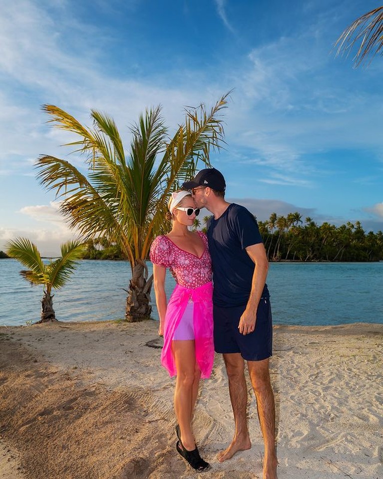 7 Potret Paris Hilton Pamer Kemesraan dengan SuamiSaat Bulan Madu Pasangan pengantin baru Paris Hilton dan Carter Reum sedang melakukan bulan madu di Pulau Bora Bora. Yuk intip!