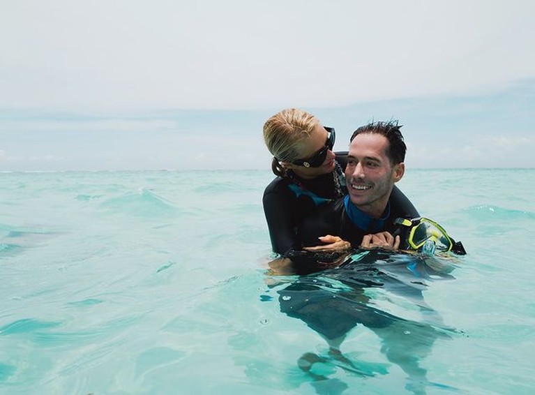 Pasangan pengantin baru Paris Hilton dan Carter Reum sedang melakukan bulan madu di Pulau Bora Bora. Yuk intip!