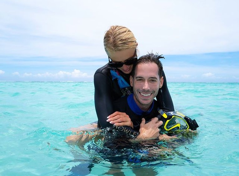 7 Potret Paris Hilton Pamer Kemesraan dengan SuamiSaat Bulan Madu Pasangan pengantin baru Paris Hilton dan Carter Reum sedang melakukan bulan madu di Pulau Bora Bora. Yuk intip!