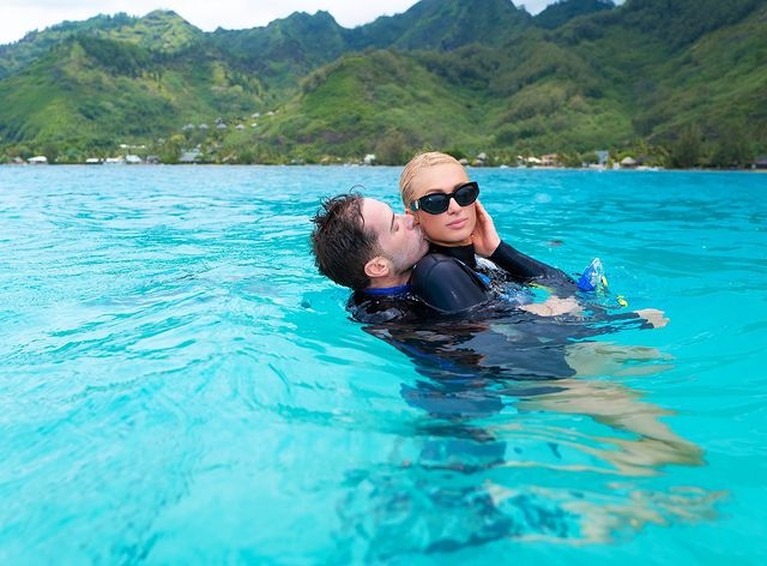 7 Potret Paris Hilton Pamer Kemesraan dengan SuamiSaat Bulan Madu Pasangan pengantin baru Paris Hilton dan Carter Reum sedang melakukan bulan madu di Pulau Bora Bora. Yuk intip!