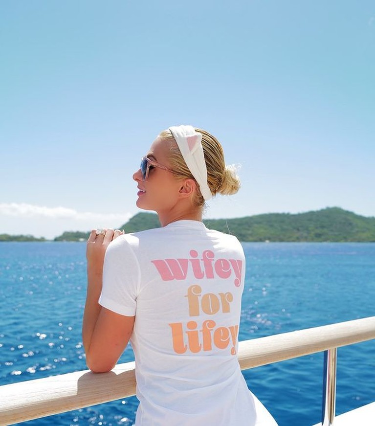 7 Potret Paris Hilton Pamer Kemesraan dengan SuamiSaat Bulan Madu Pasangan pengantin baru Paris Hilton dan Carter Reum sedang melakukan bulan madu di Pulau Bora Bora. Yuk intip!