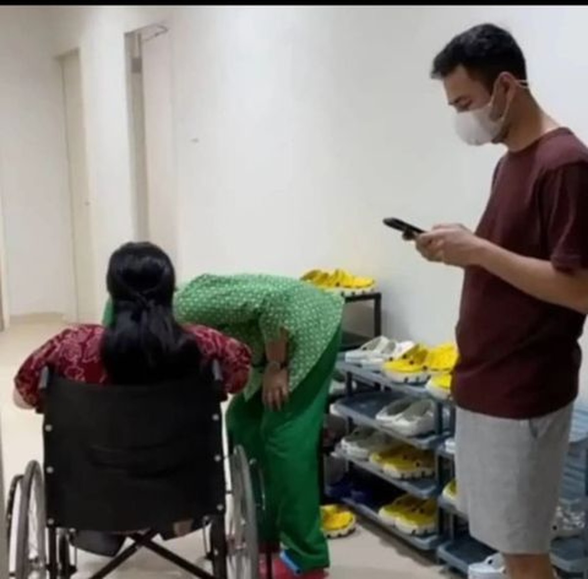 Nagita Slavina telah melahirkan anak keduanya dengan Raffi Ahmad hari ini Jumat &lpar;26&sol;11&rpar;&period; Yuk intip momennya&excl;