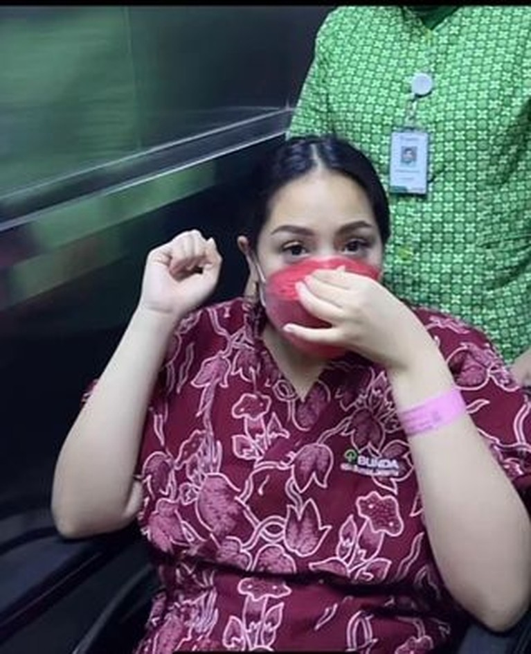 Nagita Slavina telah melahirkan anak keduanya dengan Raffi Ahmad hari ini Jumat (26/11). Yuk intip momennya!