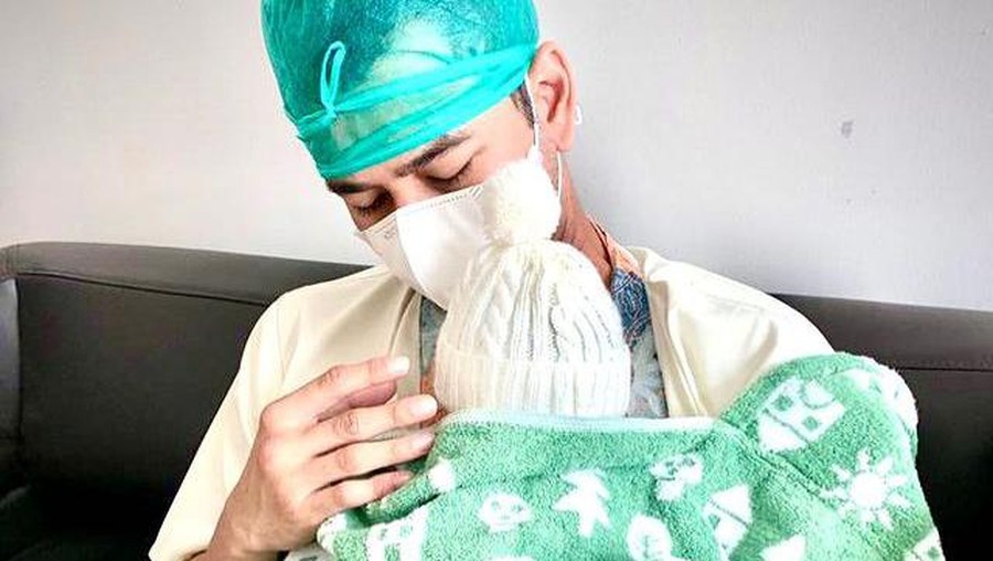 Nagita Slavina telah melahirkan anak keduanya dengan Raffi Ahmad hari ini Jumat (26/11). Yuk intip momennya!
