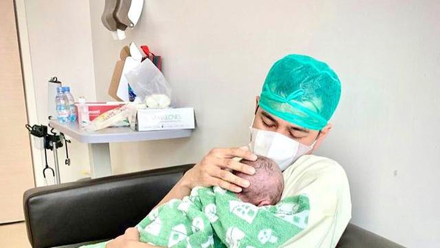 Nagita Slavina telah melahirkan anak keduanya dengan Raffi Ahmad hari ini Jumat (26/11). Yuk intip momennya!