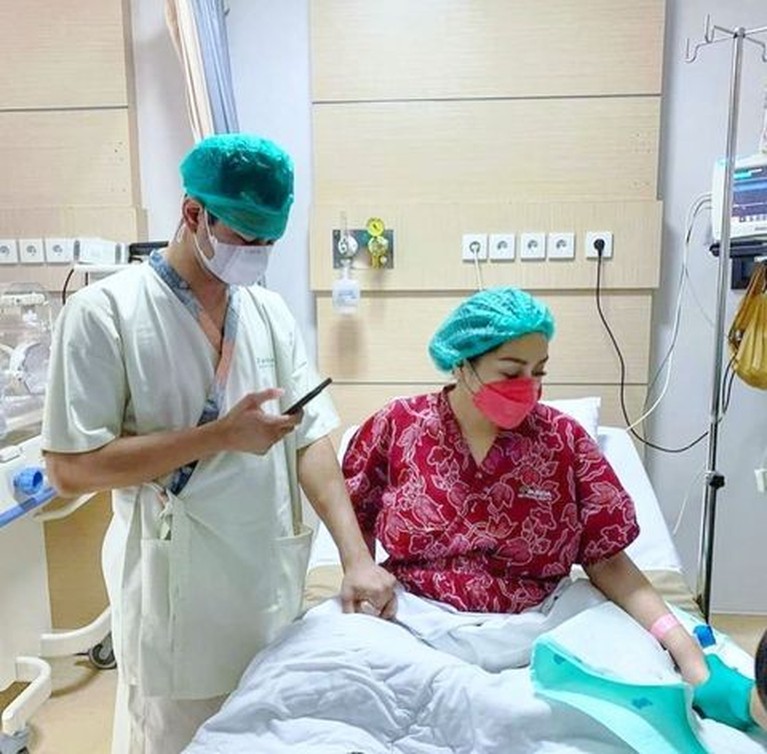 Nagita Slavina telah melahirkan anak keduanya dengan Raffi Ahmad hari ini Jumat (26/11). Yuk intip momennya!