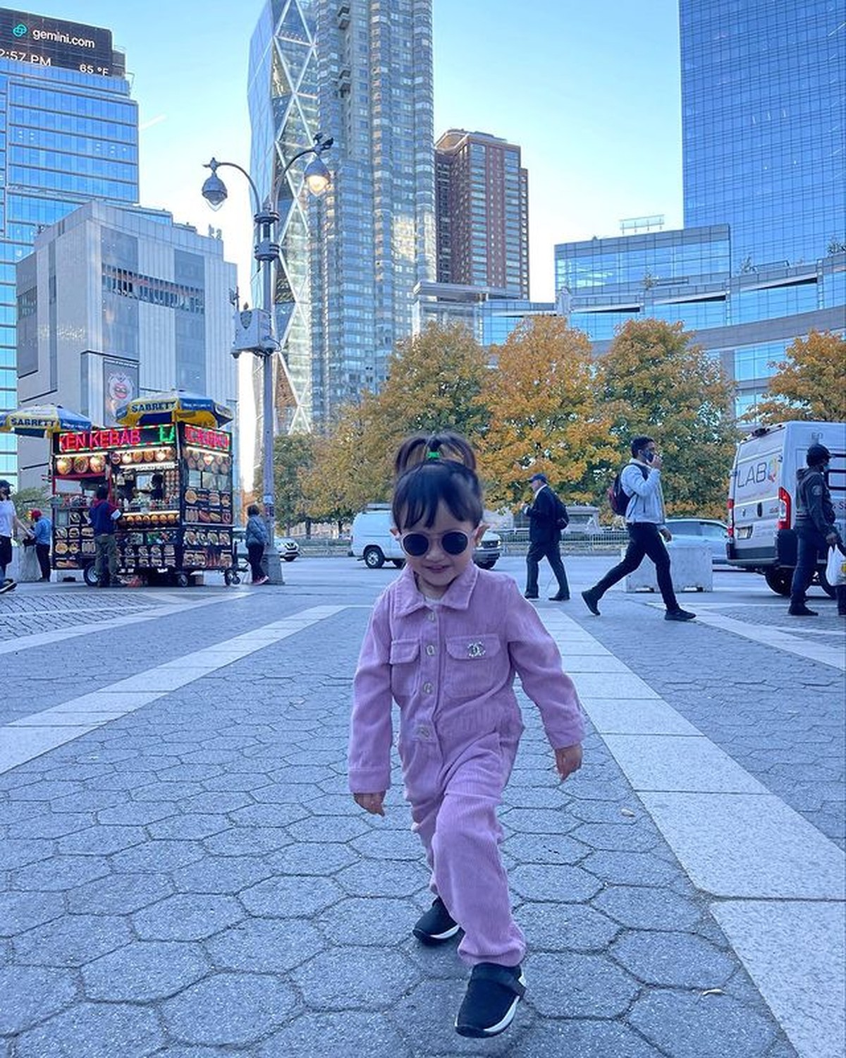 Kartika Putri dan sang suami Habib Usman membawa putri mereka Khalisa liburan di Amerika&period; Yuk kita intip potret keseruannya&excl;