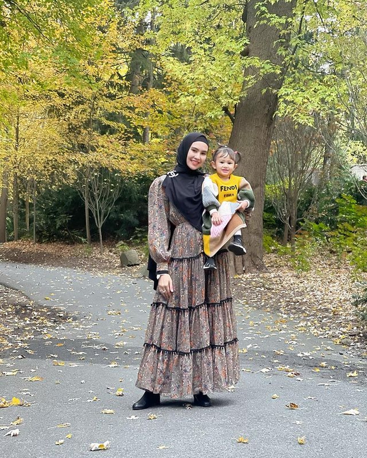 Kartika Putri dan sang suami Habib Usman membawa putri mereka Khalisa liburan di Amerika&period; Yuk kita intip potret keseruannya&excl;