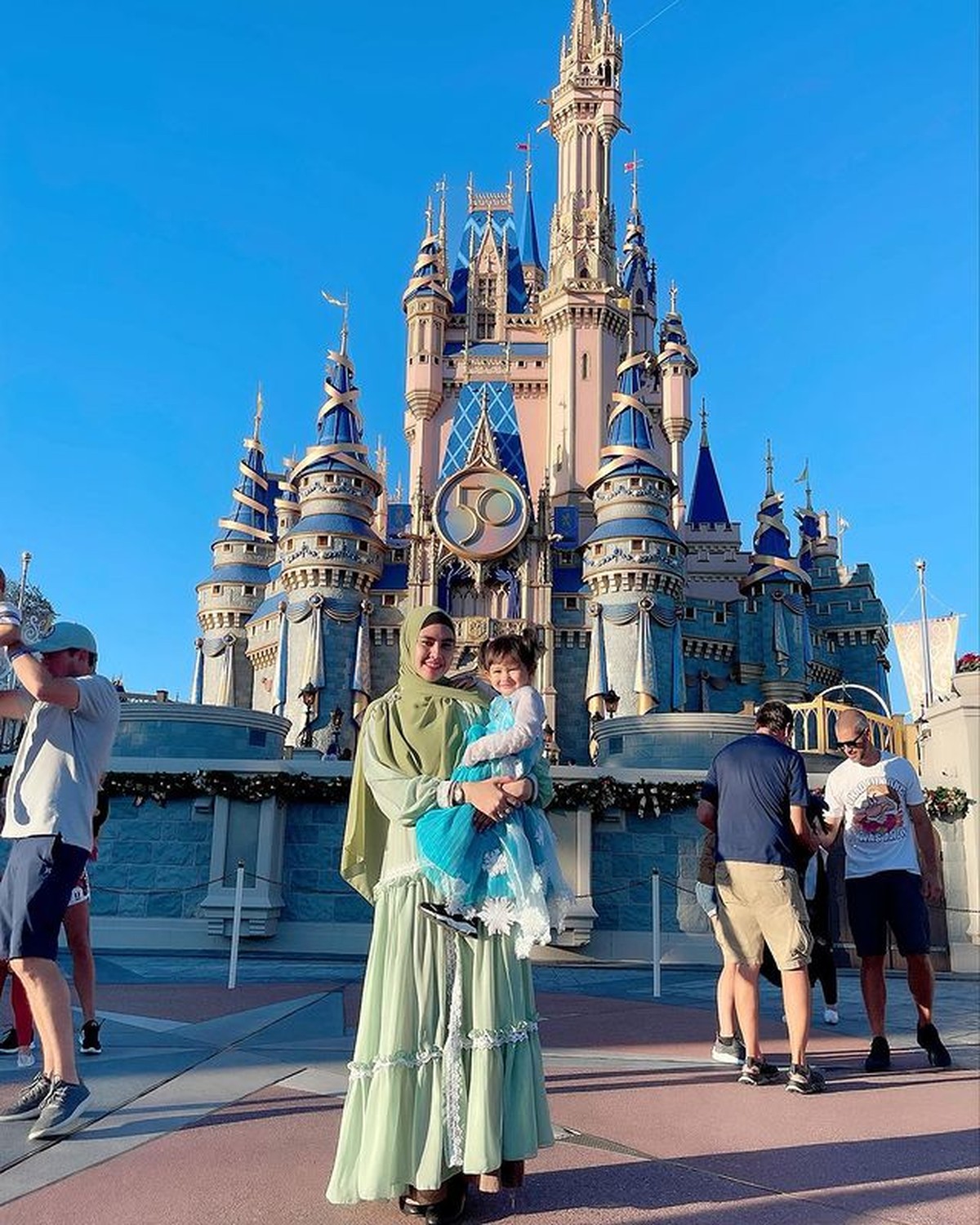 Kartika Putri dan sang suami Habib Usman membawa putri mereka Khalisa liburan di Amerika&period; Yuk kita intip potret keseruannya&excl;