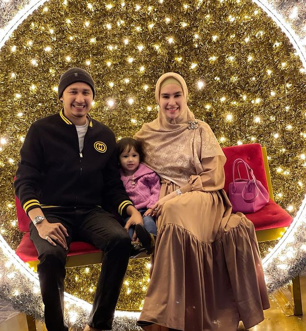 Kartika Putri dan sang suami Habib Usman membawa putri mereka Khalisa liburan di Amerika&period; Yuk kita intip potret keseruannya&excl;