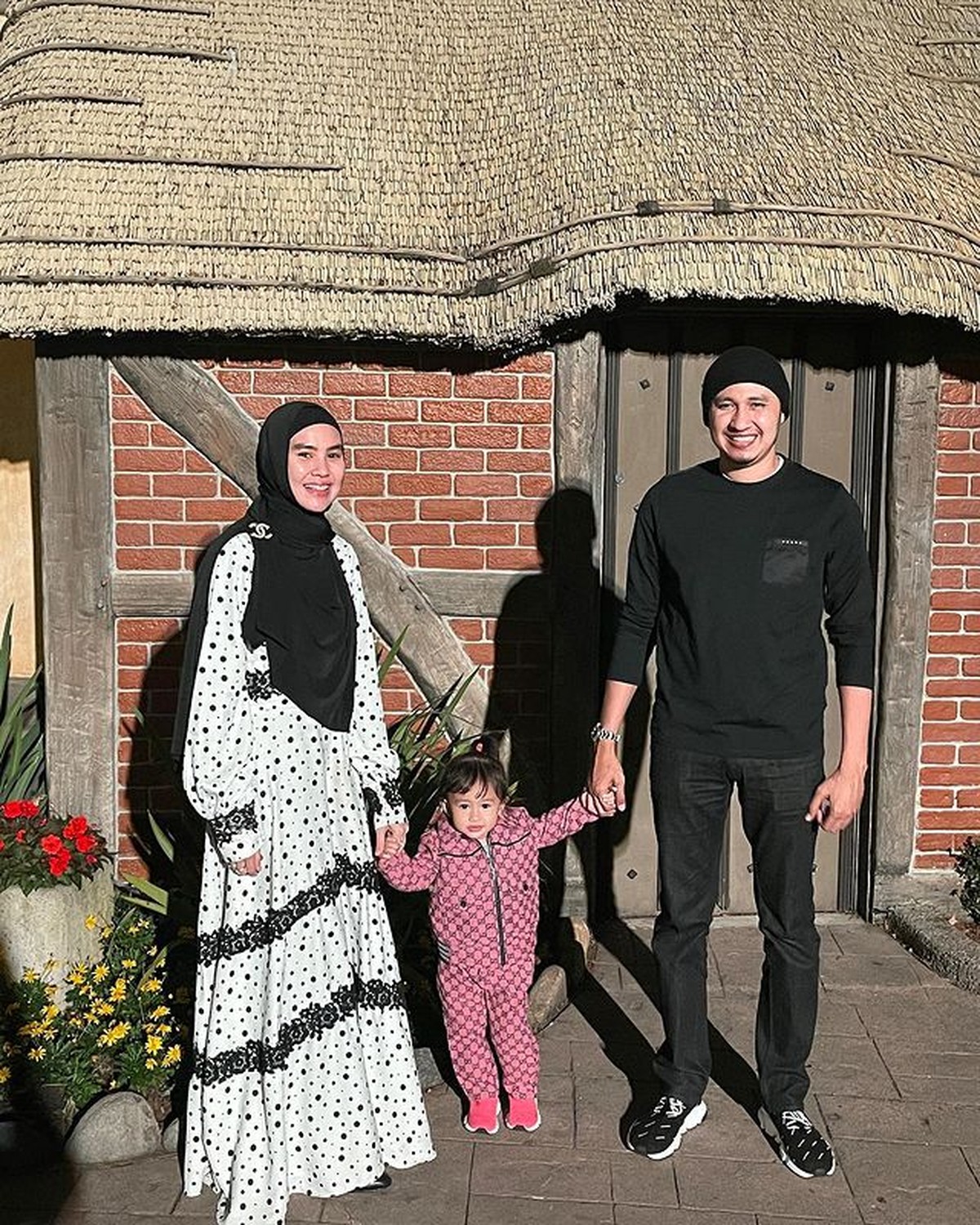 Kartika Putri dan sang suami Habib Usman membawa putri mereka Khalisa liburan di Amerika&period; Yuk kita intip potret keseruannya&excl;