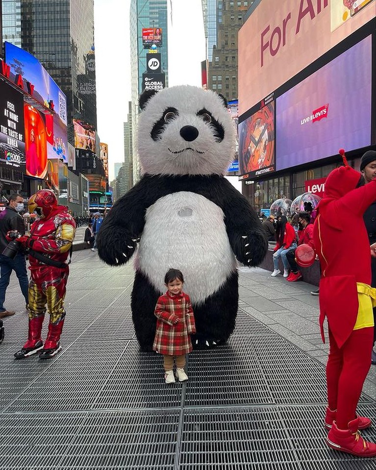 Kartika Putri dan sang suami Habib Usman membawa putri mereka Khalisa liburan di Amerika. Yuk kita intip potret keseruannya!