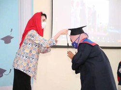 Arumi Bachsin Bangga Luluskan 116 Orang Tua Hebat di Lamongan