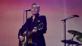 Bryan Adams Positif Covid-19 Dua Kali dalam Sebulan