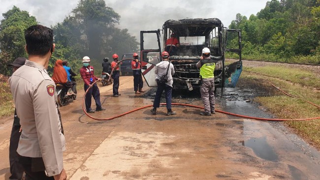 Bus vaksinasi keliling milik Polres Muara Enim, Sumsel terbakar diduga akibat korsleting listrik sistem pendingin mobil. 240 dosis vaksin Sinovac dilalap api.