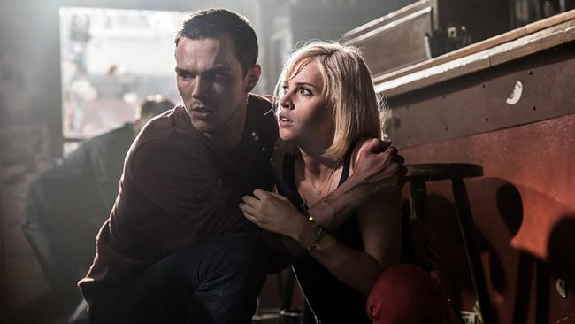 Jadwal Bioskop Trans TV hari ini (8 November) Collide. Berikut sinopsis Collide dibintangi Nicholas Hoult dan Felicity Jones.
